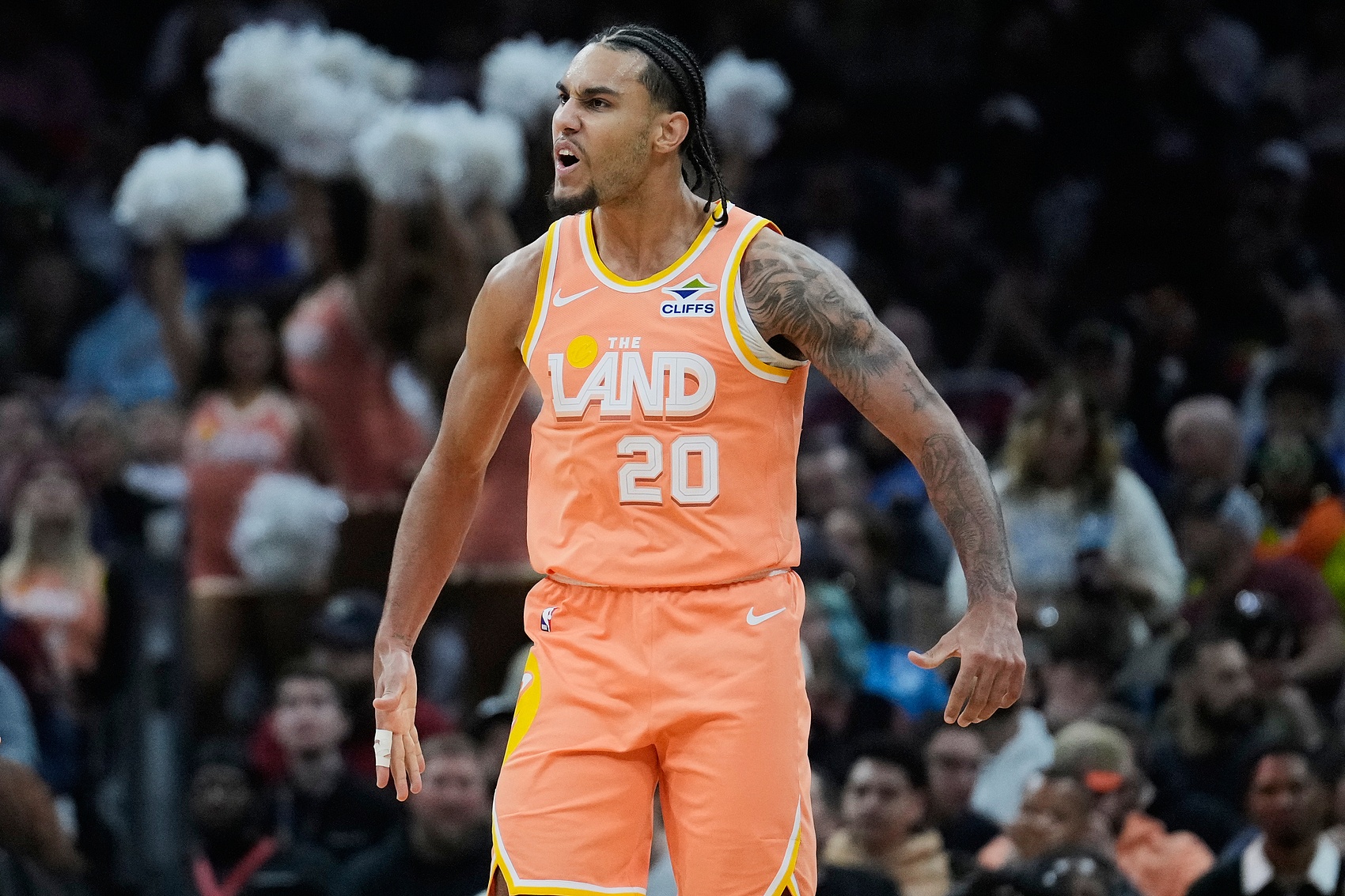 开云体育官方网站-泰山压顶！泰森溜底线切入接球单臂砸扣恩比德