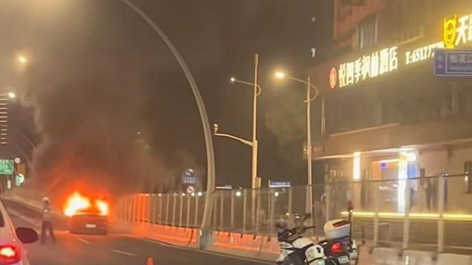 开云体育入口-今晚中环内圈一辆轿车起火 所幸无人伤亡